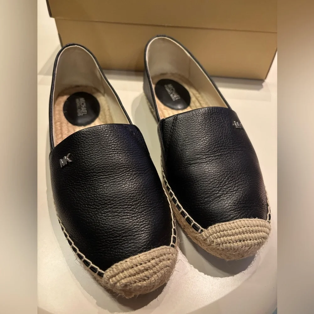 ✨NIB✨ Michael Kors Black and Tan Kendrick Slip On Ballet Flat - Picture 2 of 10